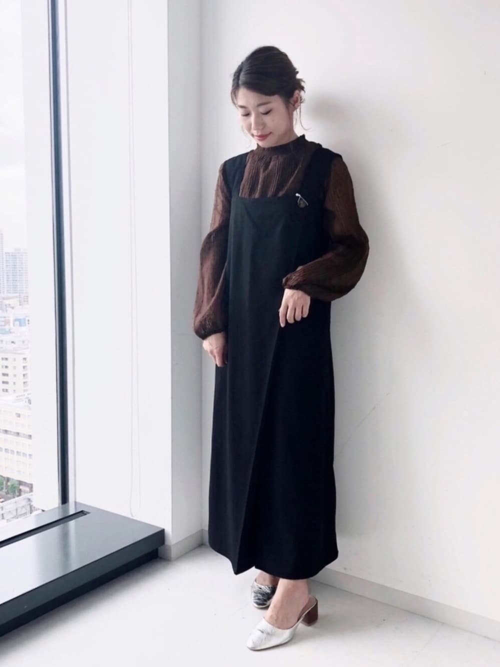 「ジャンパースカート、ジャンスカ、ワンピース、ブラウス、スタンドカラー、シースルー、透け感、ミュール、オトナ女子、スタッフセンバツ」｜「Green　Parksの・LHELBIE バックベルトジャンスカ（ジャンパースカート、ブラック系）」を使った、gocciさん（レディース・160cm）の秋コーディネートの1枚目の写真