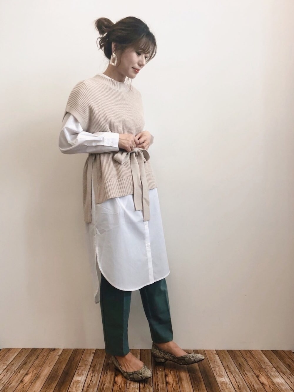 パープル系のその他パンツ、ベージュ系のベスト、ホワイト系のワンピースを着用したレディースの冬コーディネートの1枚目の写真