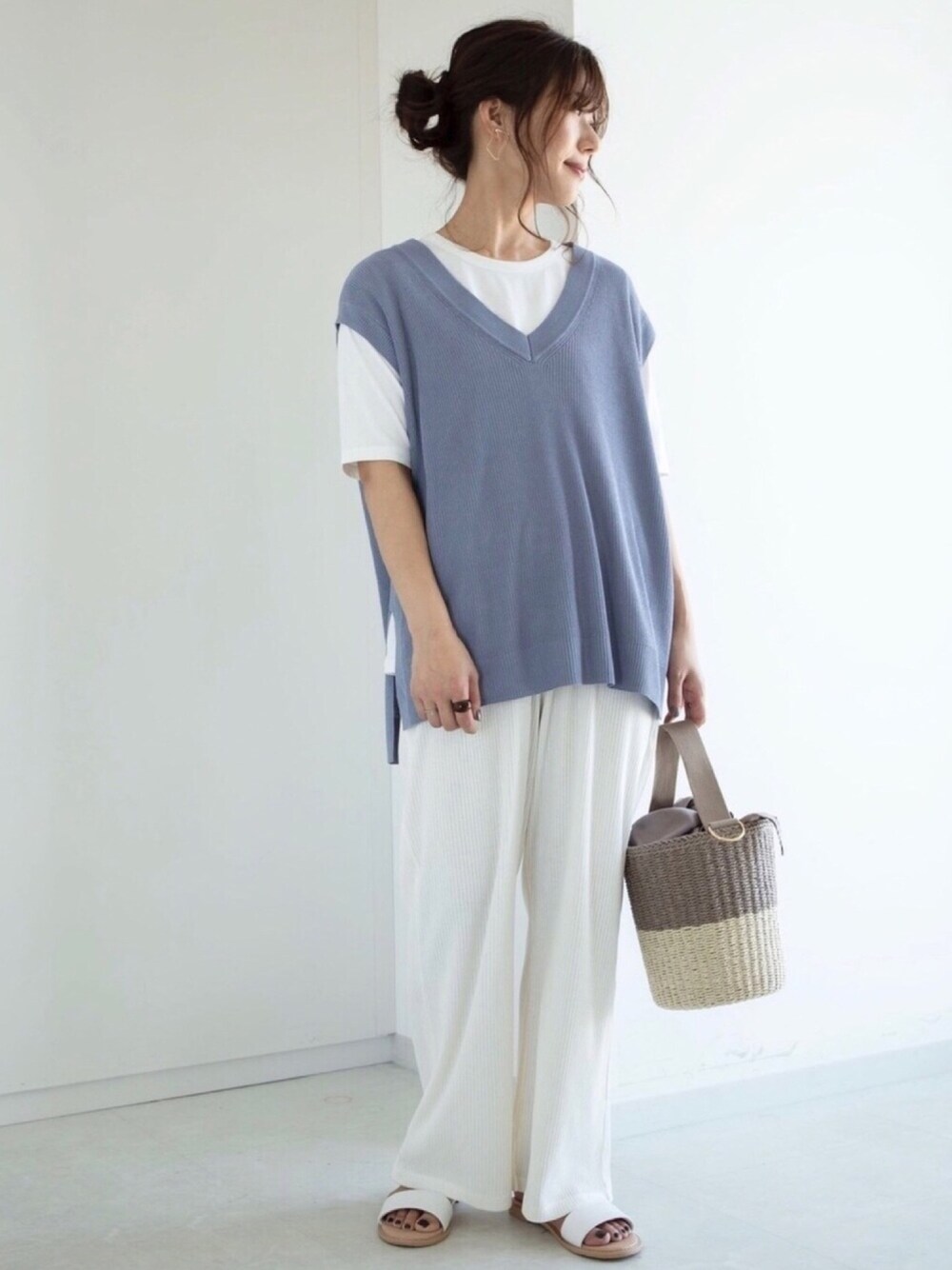 「リブパンツ、ベスト、ニットベスト、リラックススタイル、かごバッグ、ゆるコーデ、くすみカラー、ベスト×Tシャツ、くすみブルー、消えそうな色コーデ」｜「Green　ParksのSET2点　ニットベスト＋Ｔシャツ（ベスト、ブルー系）」を使った、gocciさん（レディース・160cm）の春コーディネートの1枚目の写真
