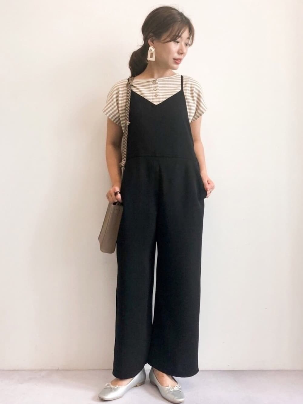 「サロペット、ボーダー、ボーダートップス、プチプラ、シルバーシューズ、バレエシューズ、ショルダーバッグ、ゆるコーデ、カジュアルコーデ、大人カジュアル」｜「Green　Parksのフロント釦カットプルオーバー＊（Tシャツ/カットソー、ベージュ系）」を使った、gocciさん（レディース・160cm）の夏コーディネートの1枚目の写真