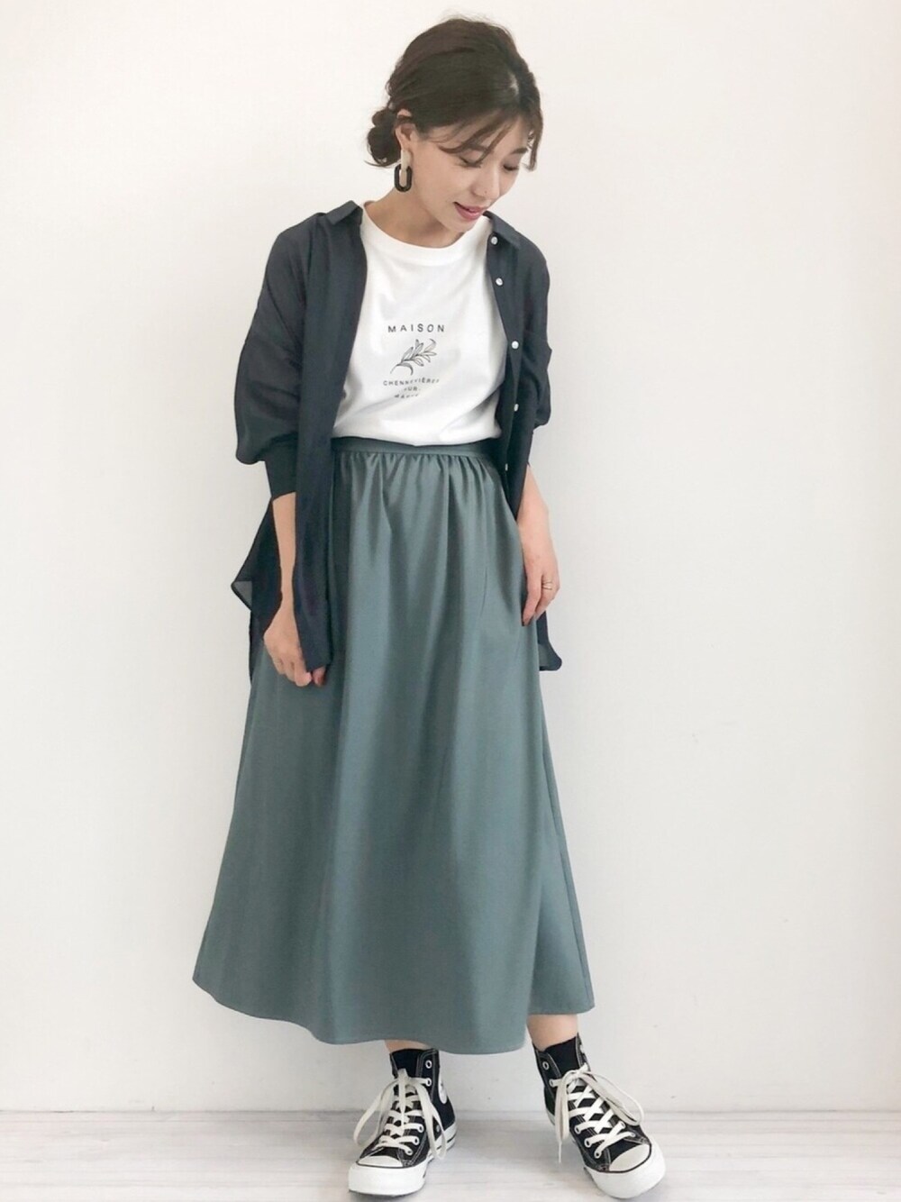 「シアーシャツ、シアー、ビッグシルエット、ビッグシャツ、サテン、サテンスカート、ミントグリーン、グラフィックＴ、Tシャツ、コンバース」｜「Green　Parksのシアービッグシャツ＊★（シャツ/ブラウス、ホワイト系）」を使った、gocciさん（レディース・160cm）の夏コーディネートの1枚目の写真
