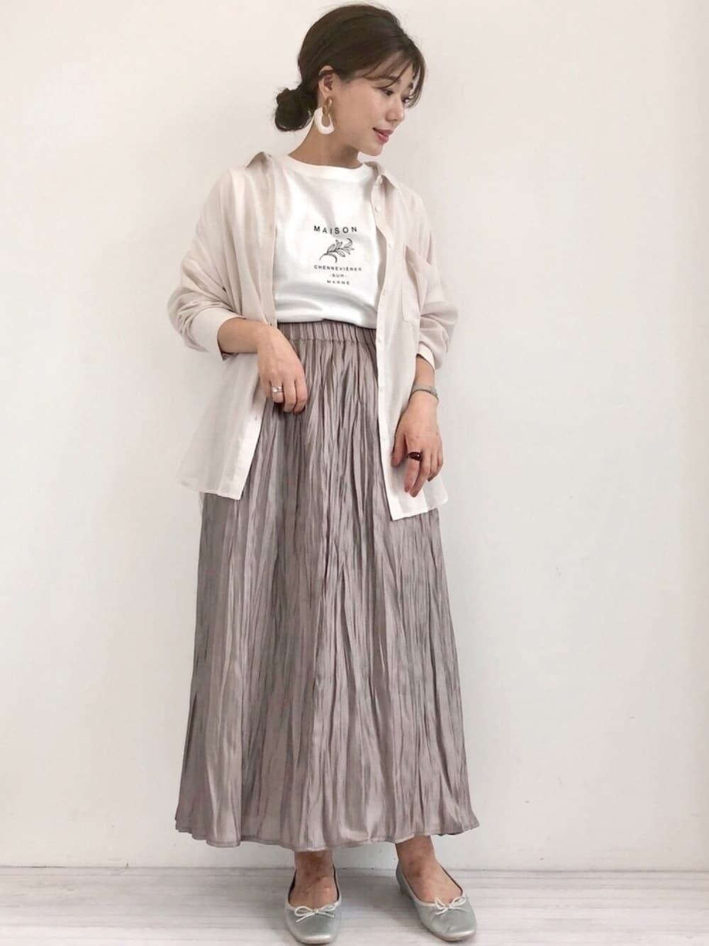 「ビッグシルエット、Tシャツ、オーバーサイズ、プリーツスカート、シアーシャツ、ビッグシャツ、シアー、グラフィックＴ、ワッシャースカート、くすみカラー」｜「Green　Parksのシアービッグシャツ＊★（シャツ/ブラウス、ホワイト系）」を使った、gocciさん（レディース・160cm）の夏コーディネートの1枚目の写真