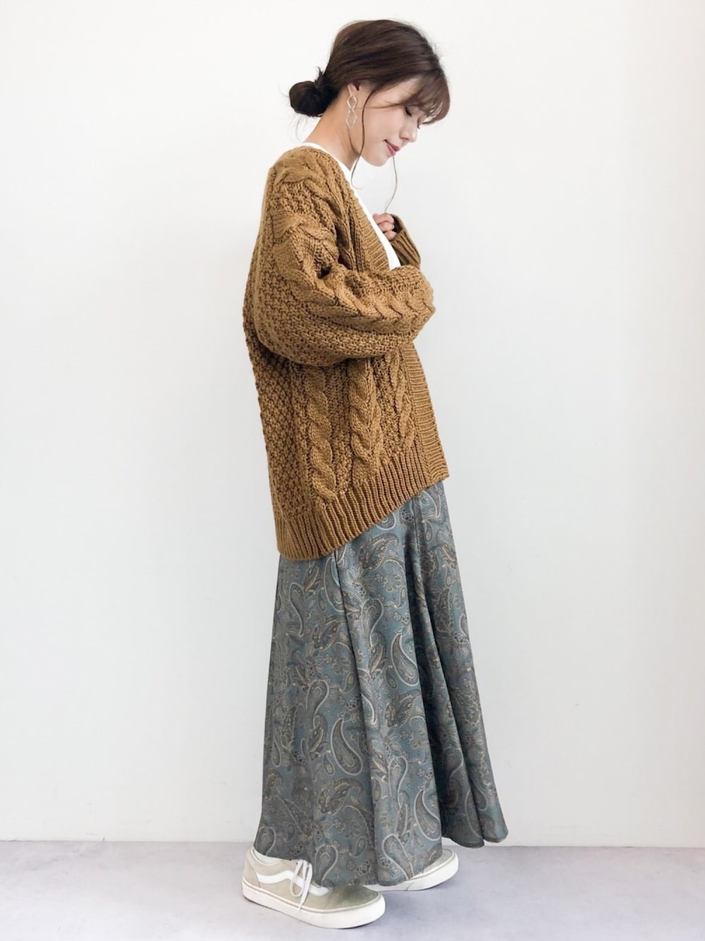 ブラウン系のスカート、ブラウン系のカーディガン/ボレロ、その他のその他を着用したレディースの秋コーディネートの1枚目の写真