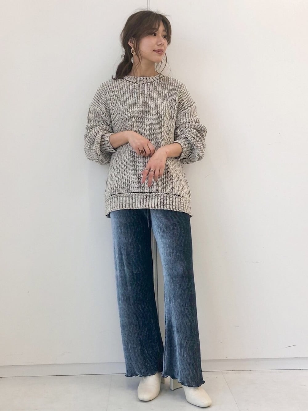 「ニット、ブーツ、カジュアル、パンツスタイル、ミックスニット、白ブーツ、ベロアパンツ、ボリューム袖、モールヤーン、カラーパンツ」｜「ELENCARE DUEの・ELENCARE DUE ベロアプリーツパンツ＊（その他パンツ、グリーン系）」を使った、gocciさん（レディース・160cm）の冬コーディネートの1枚目の写真