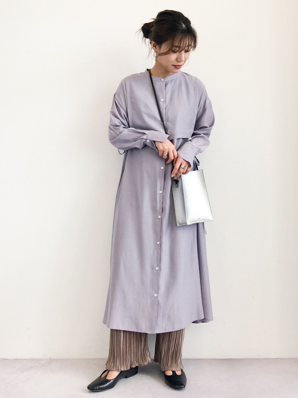 パープル系のワンピース、ブラウン系のその他パンツ、シルバー系のトートバッグを着用したレディースの冬コーディネートの1枚目の写真