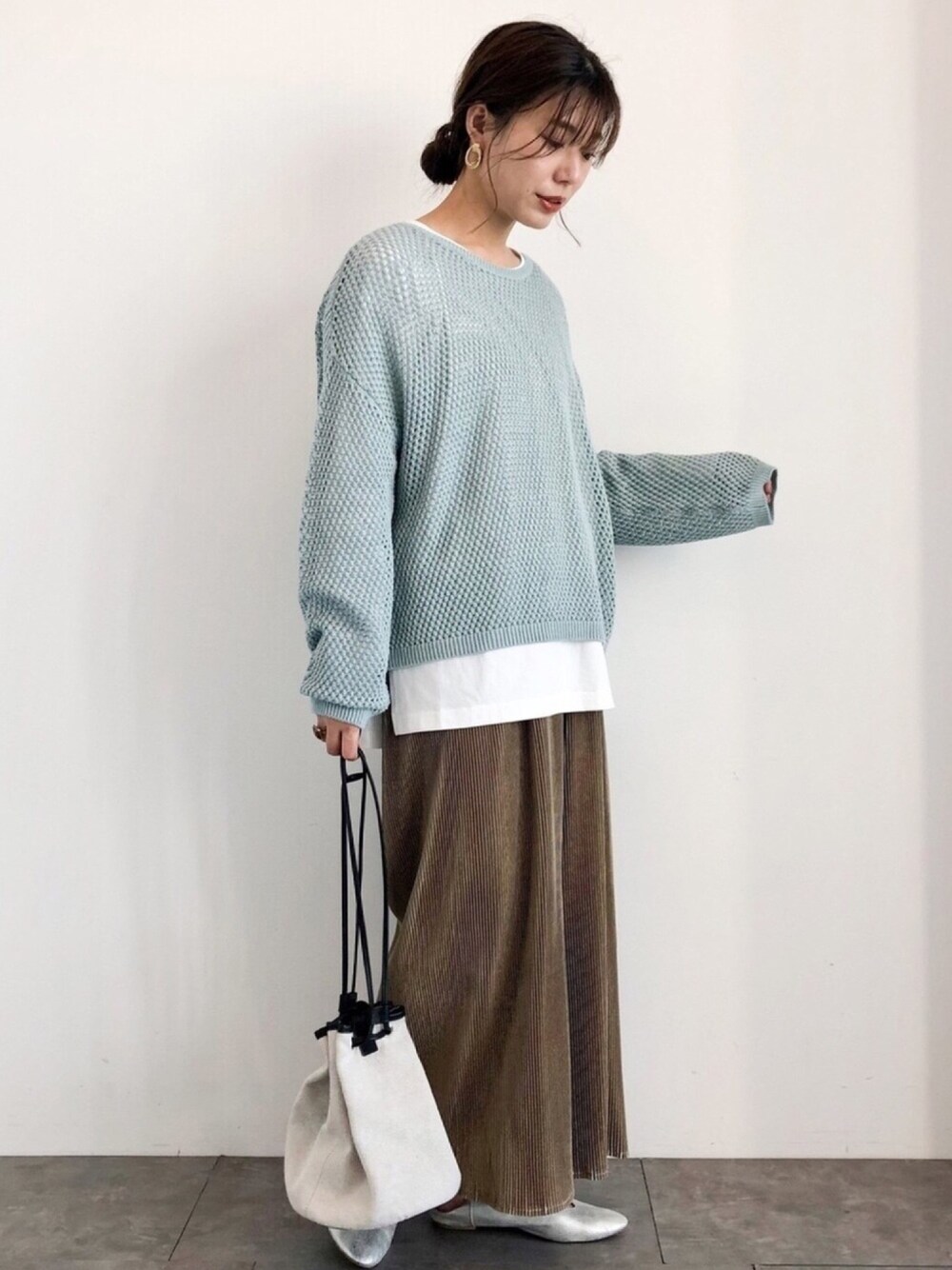 グリーン系のTシャツ/カットソー、ベージュ系のその他パンツを着用したレディースの冬コーディネートの1枚目の写真