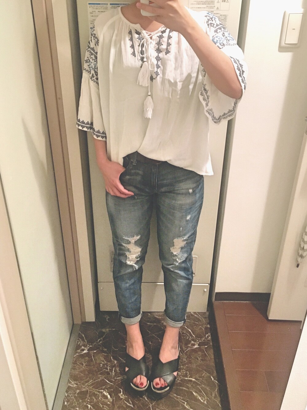 「カジュアルコーデ、ダメージデニムパンツ」｜「JEANASISのヨウリュウシシュウチュニック/757548（シャツ/ブラウス、ホワイト系）」を使った、ちっちさん（レディース・160cm）の夏コーディネートの1枚目の写真