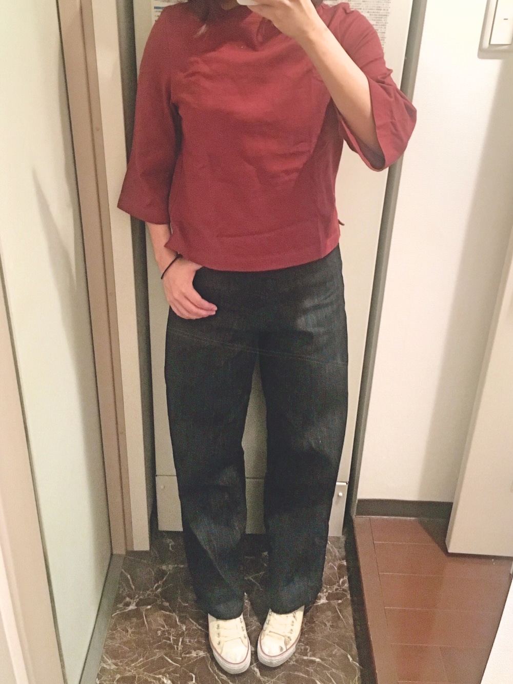 「秋、シンプル、ワイドパンツ、ワイドデニム、テラコッタ、converse」｜「niko and...のBAGGYデニムパンツ【niko and ...】（デニムパンツ、ブルー系）」を使った、ちっちさん（レディース・160cm）の秋コーディネートの1枚目の写真