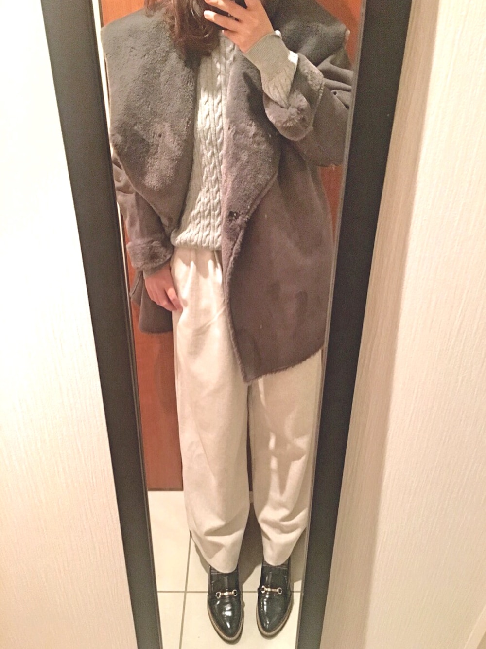 「ワイドパンツ、ケーブルニット、ムートンコート」｜「UNIQLOのコットンカシミヤケーブルセーター（ニット/セーター、グレー系）」を使った、ちっちさん（レディース・160cm）の冬コーディネートの1枚目の写真
