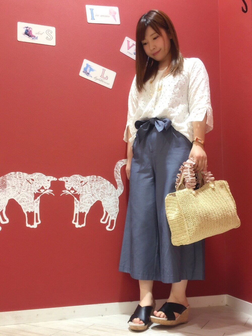 ホワイト系のTシャツ/カットソー、ブルー系のその他パンツ、ピンク系のバッグを着用したレディースの春コーディネートの1枚目の写真