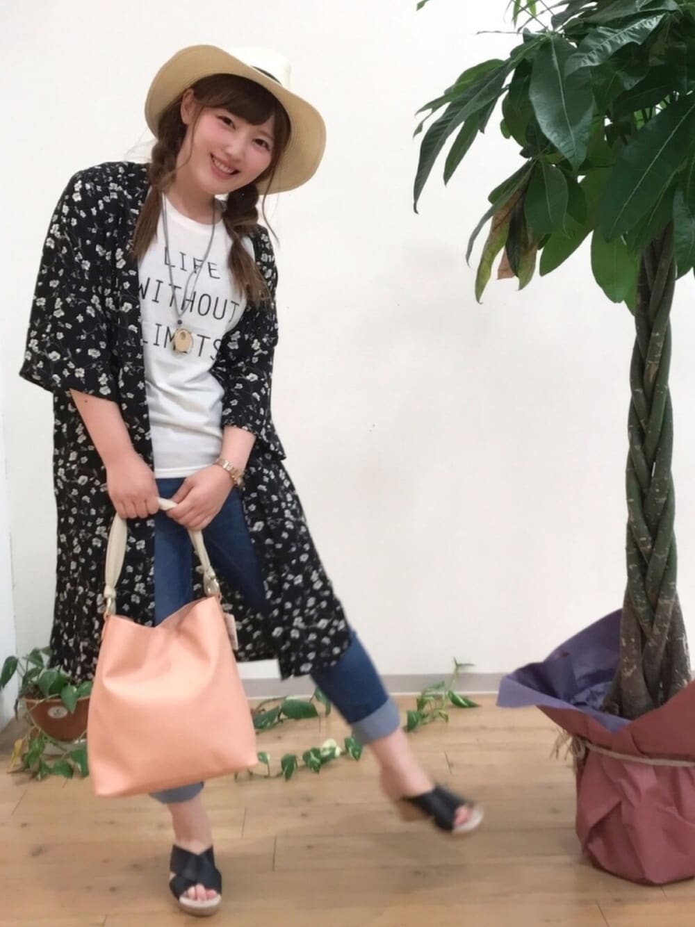 ブラック系のその他トップス、ブルー系のデニムパンツ、ブラック系のサンダルを着用したレディースの夏コーディネートの1枚目の写真