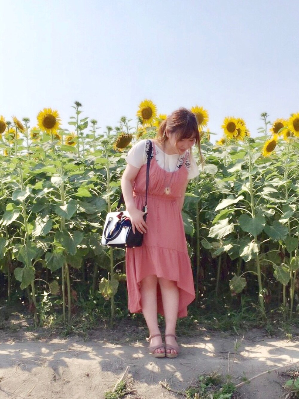 ホワイト系のシャツ/ブラウス、ベージュ系のネックレスを着用したレディースの夏コーディネートの1枚目の写真
