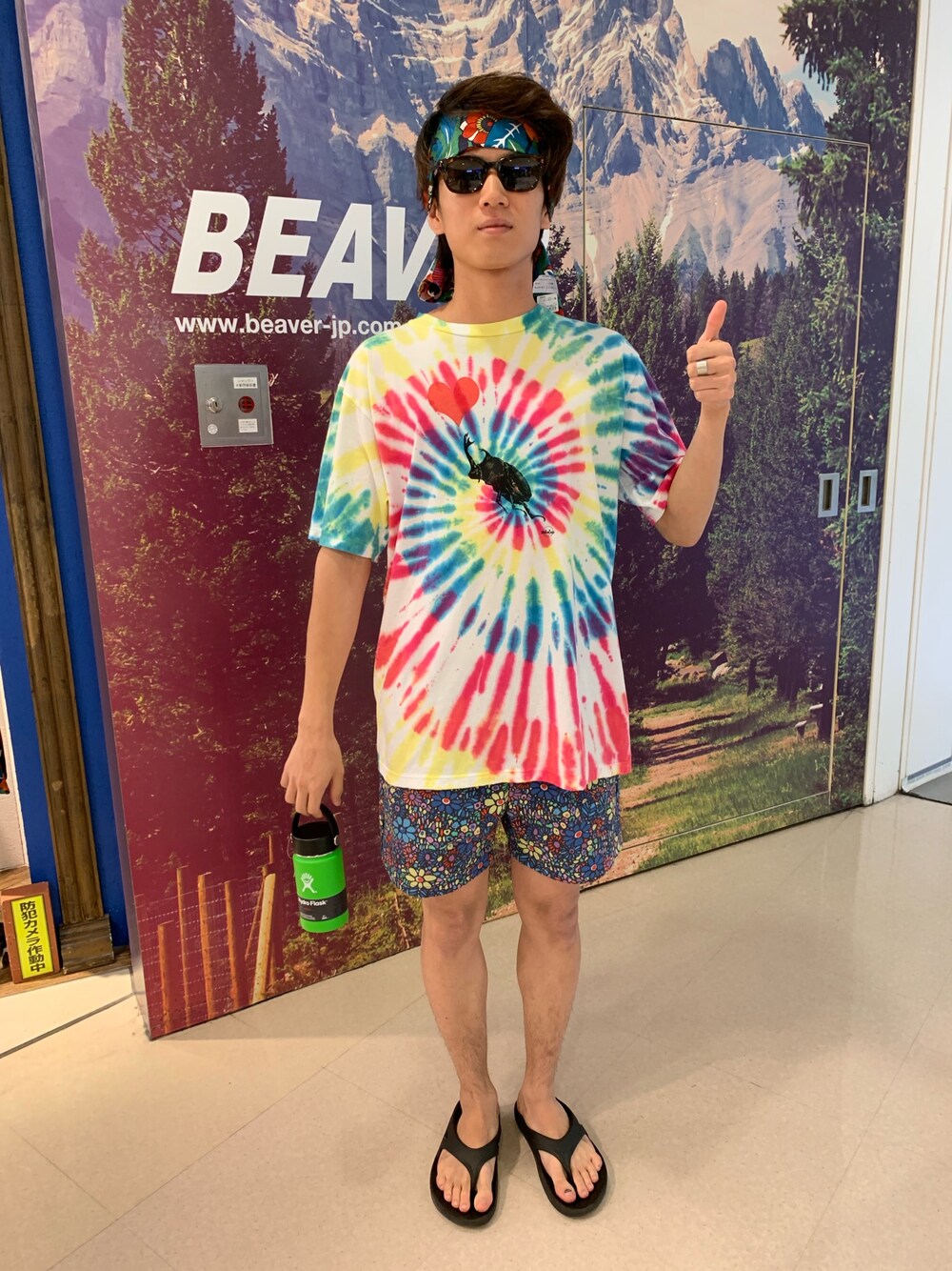 「BEAVER、bohemians、柄パンツ、ショーツ、柄Tシャツ、サンダル、バンダナ、サングラス、ストリート、派手」｜「RAENのRAEN optics/レイン　Clemente（サングラス、ブラウン系）」を使った、sumitomoさん（メンズ・168cm）の夏コーディネートの1枚目の写真