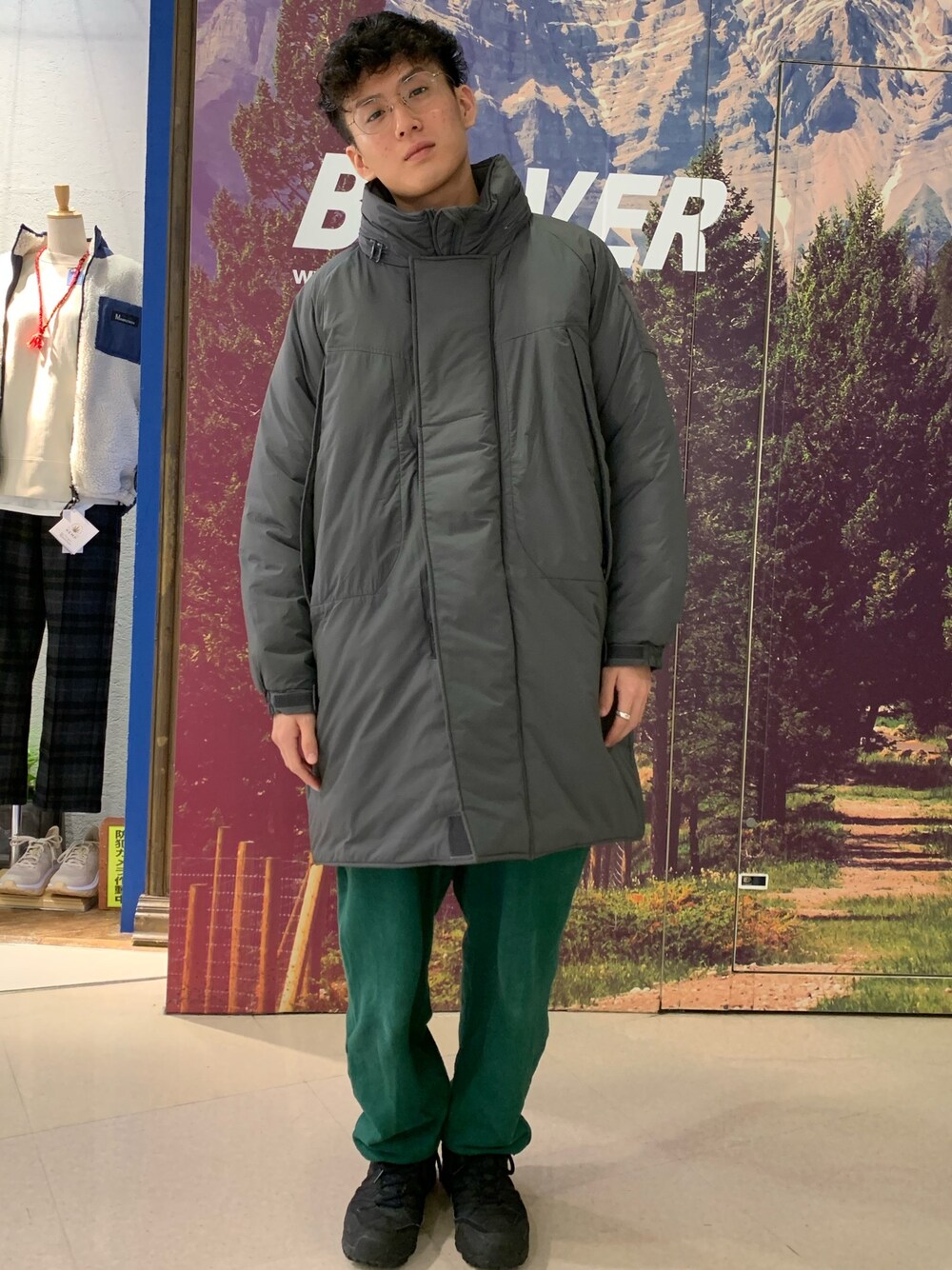 「BEAVER、MANASTASH、WILDTHINGS、スウェット、スウェットパンツ、スニーカー、アウター、グリーン、ストリート、ロングコート」｜「MANASTASHのMANASTASH/マナスタッシュ　別注 H/C SWEAT VENT PANTS 別注ヘンプコットンスウェットベントパンツ（スウェットパンツ、グリーン系）」を使った、sumitomoさん（メンズ・168cm）の秋コーディネートの1枚目の写真