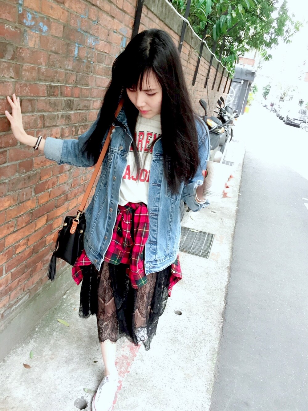 ブルー系のデニムジャケット、ホワイト系のTシャツ/カットソー、レッド系のシャツ/ブラウスを着用したレディースの夏コーディネートの1枚目の写真