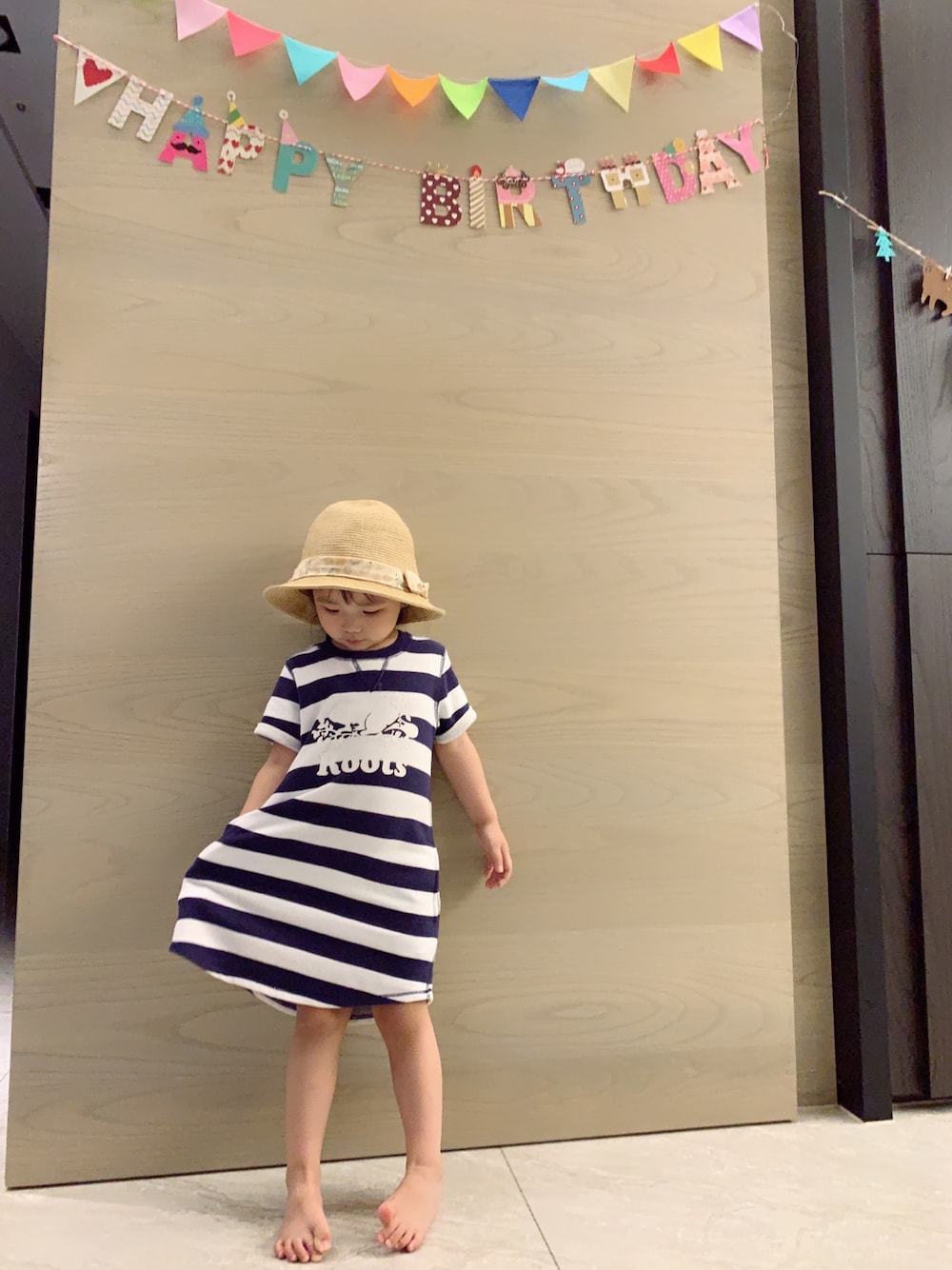 ブラック系のチュニックを着用したレディースの夏コーディネートの1枚目の写真