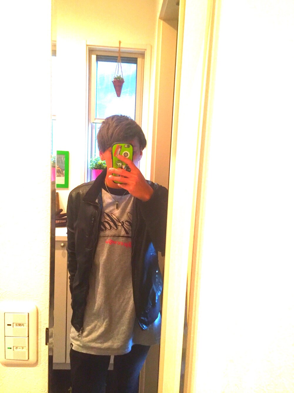 「おしゃれさんと繋がりたい、モノトーンコーデ、黒スキニー、ストリート」｜「BACK NUMBERのアイテム（ライダースジャケット、ブラック系）」を使った、elyさん（メンズ・176cm）の春コーディネートの1枚目の写真