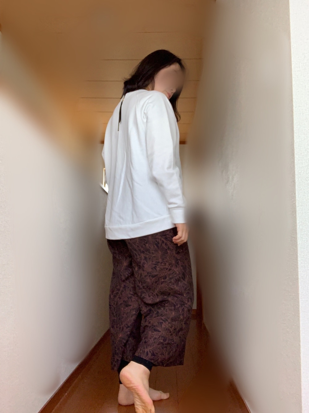 「大人カジュアル、でぶ、ナースの通勤、通勤スタイル、パンツコーデ、柄パンツ、プチプラコーデ、春、シンプル、ラフ」｜「IEDITのIEDIT[イディット] バイオ加工でシルケットタッチ素材 バックファスナーのきれい見え裏毛プルオーバー〈オフホワイト〉（トップス、ホワイト系）」を使った、アラフォー下半身でぶさん（レディース・164cm）の春コーディネートの1枚目の写真