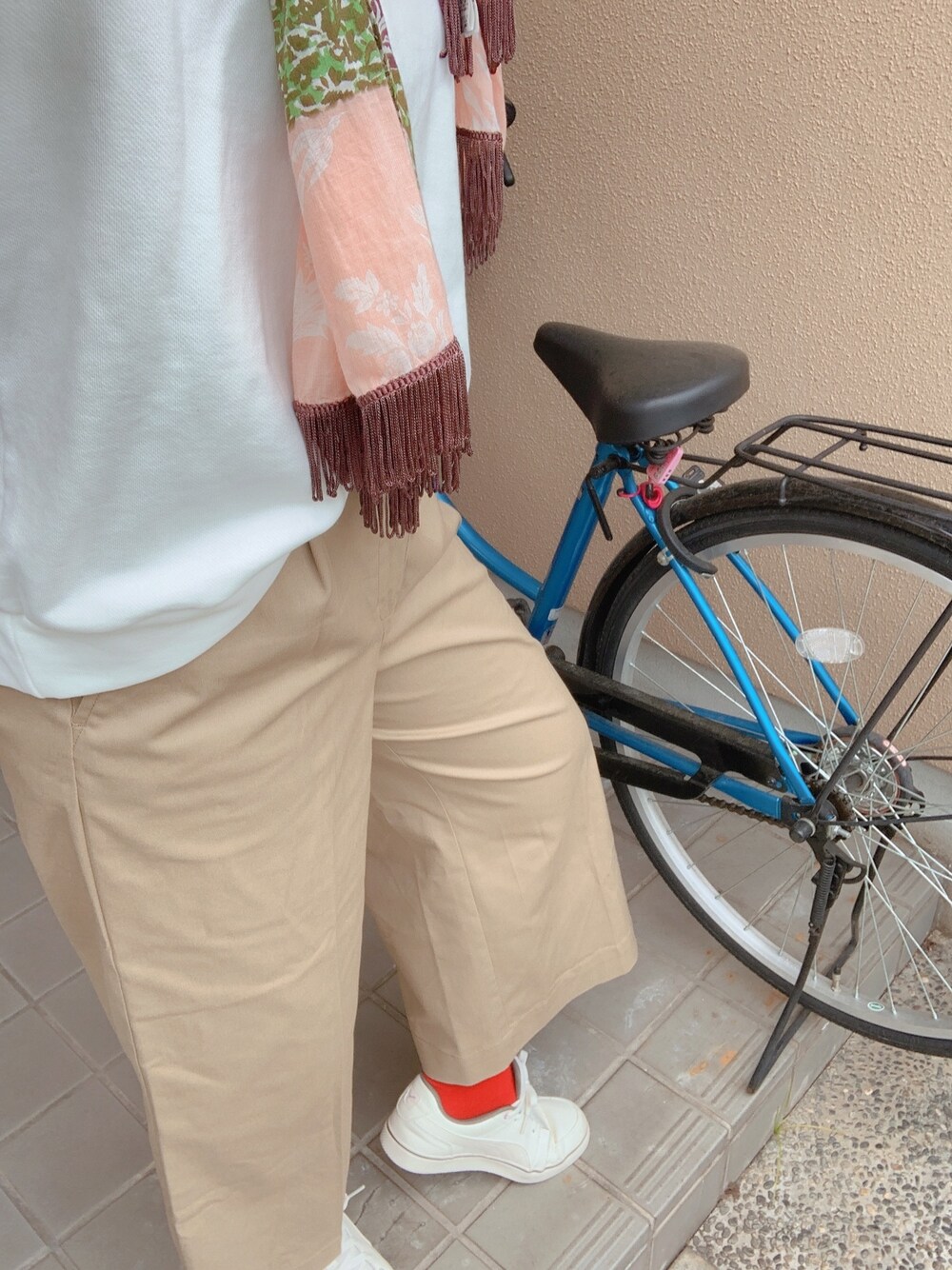 「ストリート、ママコーデ、シンプル、カジュアルコーデ、小学生ママ、アラフォーママコーデ、でぶ」｜「Dickiesのアイテム（パンツ、ベージュ系）」を使った、アラフォー下半身でぶさん（レディース・164cm）の春コーディネートの1枚目の写真
