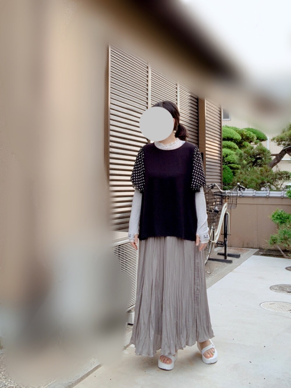 「厚底サンダル、マキシスカート、ワントーンコーデ、アラフォー、これが私をアゲる服」｜「n'OrLABELの『ドットひらり袖デザインTシャツ』（Tシャツ/カットソー、ホワイト系）」を使った、アラフォー下半身でぶさん（レディース・164cm）の春コーディネートの1枚目の写真