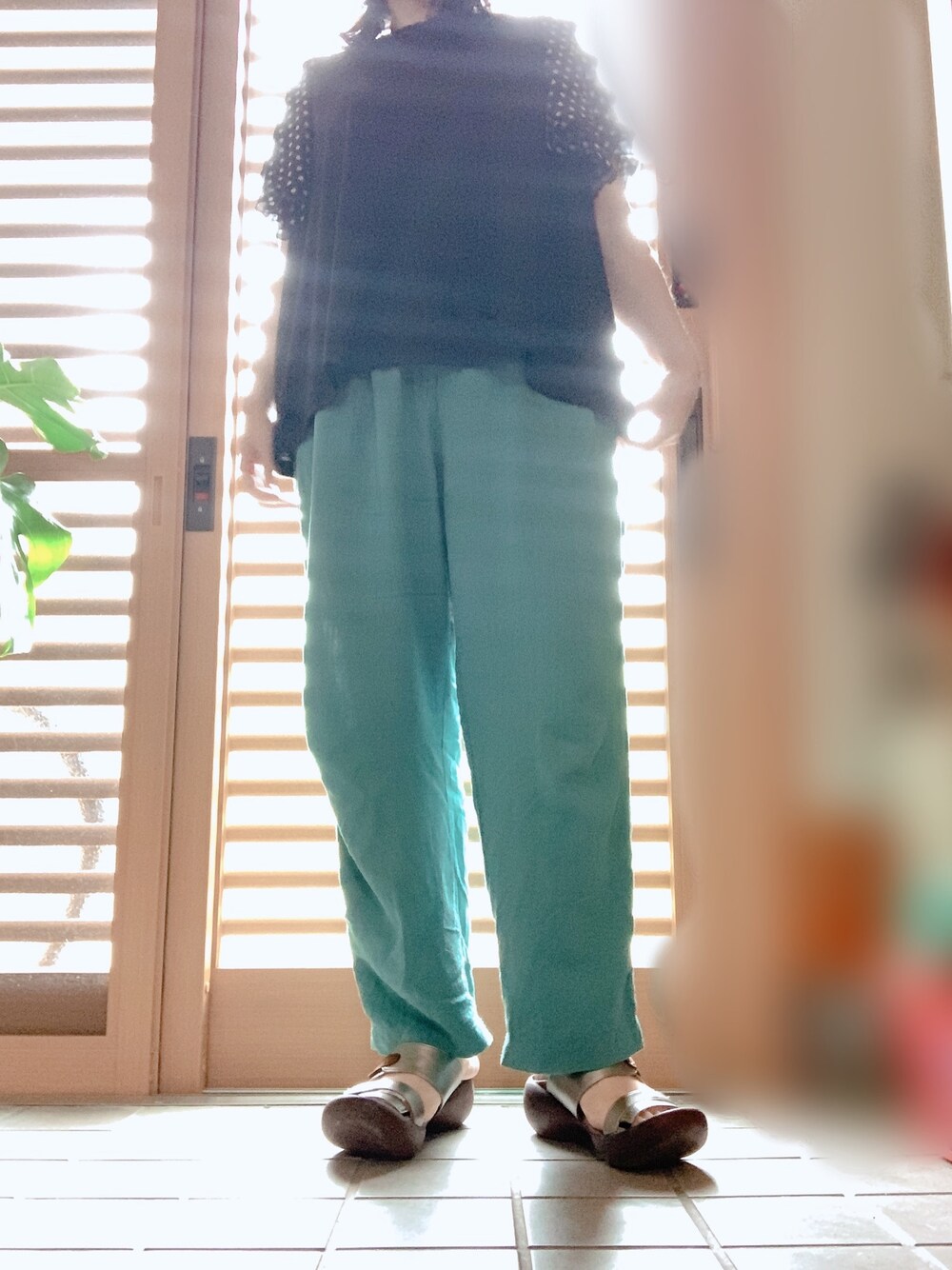 「大人カジュアル、カラーパンツ、厚底サンダル、アラフォー、オフ、ドット、これが私をアゲる服」｜「Samansa Mos2 blueのイージーパンツ（その他パンツ、グリーン系）」を使った、アラフォー下半身でぶさん（レディース・164cm）の春コーディネートの1枚目の写真