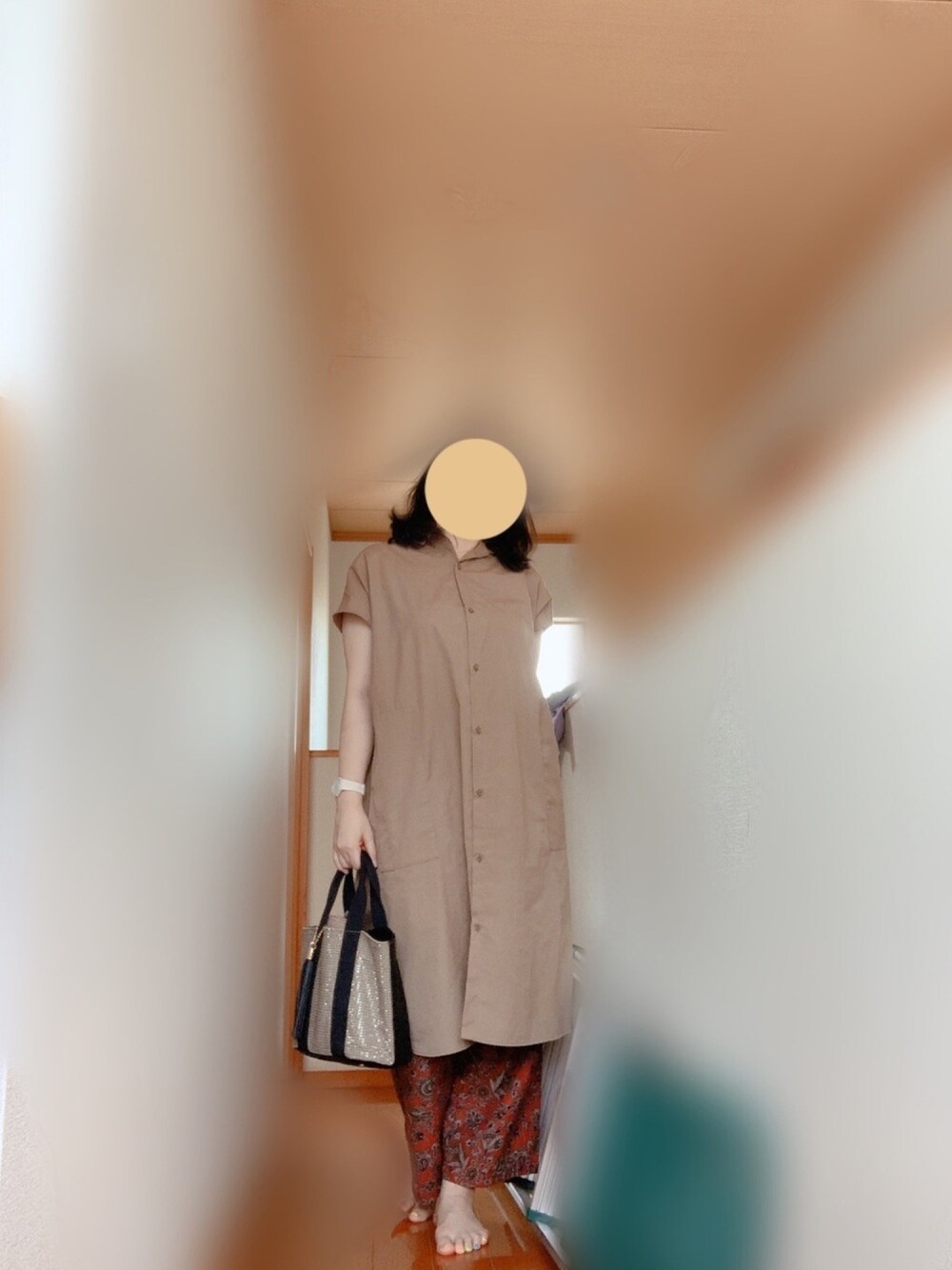 「これが私をアゲる服、夏コーデ、カジュアルコーデ、シャツワンピ、アラフォー、ワントーンコーデ」｜「earth music&ecologyのアイテム（シャツワンピース、ブラウン系）」を使った、アラフォー下半身でぶさん（レディース・164cm）の春コーディネートの1枚目の写真