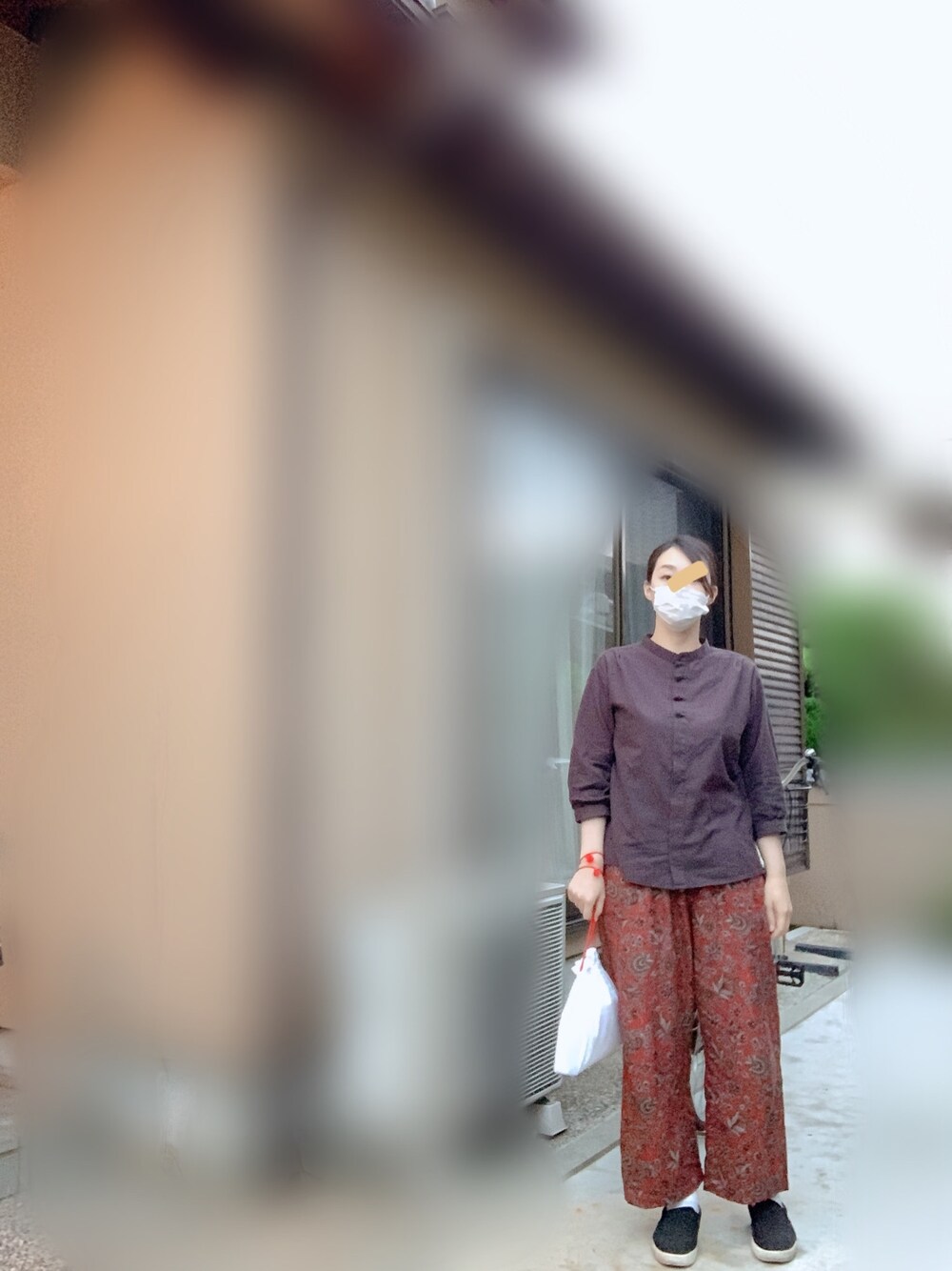 「柄パンツ、カジュアルコーデ、大人カジュアル、アラフォー」｜「Samansa Mos2のチャイナ釦七分袖ブラウス（シャツ/ブラウス、グレー系）」を使った、アラフォー下半身でぶさん（レディース・164cm）の夏コーディネートの1枚目の写真