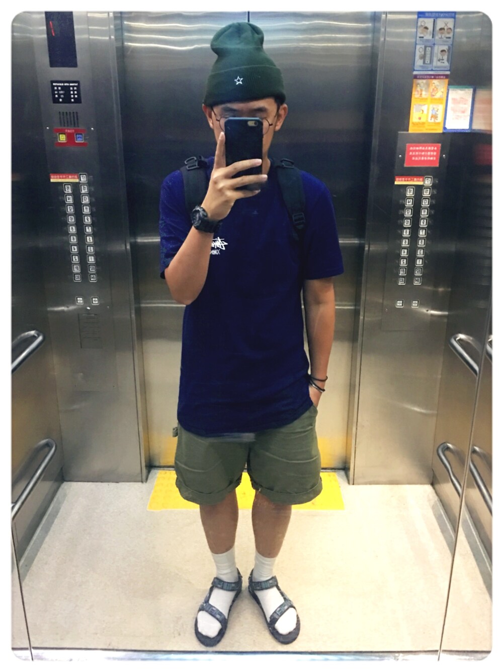「CONVERSE TOKYO、stussy、carhartt、teva、無印良品」｜「STUSSYのアイテム（Tシャツ/カットソー、ブルー系）」を使った、施政次さん（メンズ・178cm）の夏コーディネートの1枚目の写真
