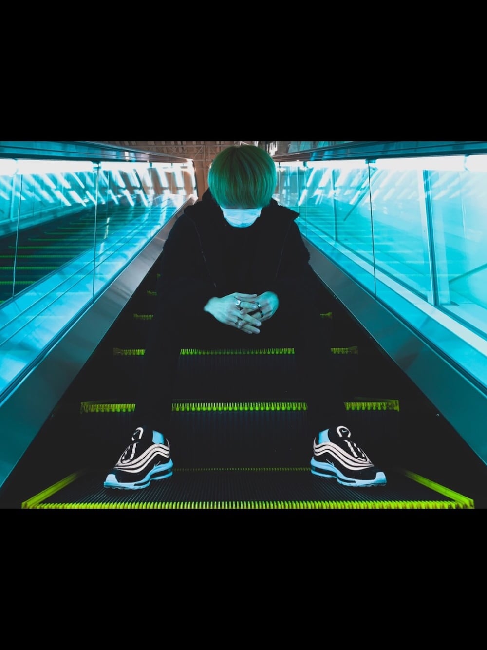 「スニーカーコーデ、ブラック、黒スキニー、モノトーンコーデ、NIKE、発光スニーカー、韓国ファッション、金髪、ストリート」｜「NIKEのナイキ エア マックス 97 メンズシューズ / Nike Air Max 97 Men's Shoes 921826-101 White（スニーカー、ホワイト系）」を使った、たさん（メンズ・175cm）の春コーディネートの1枚目の写真