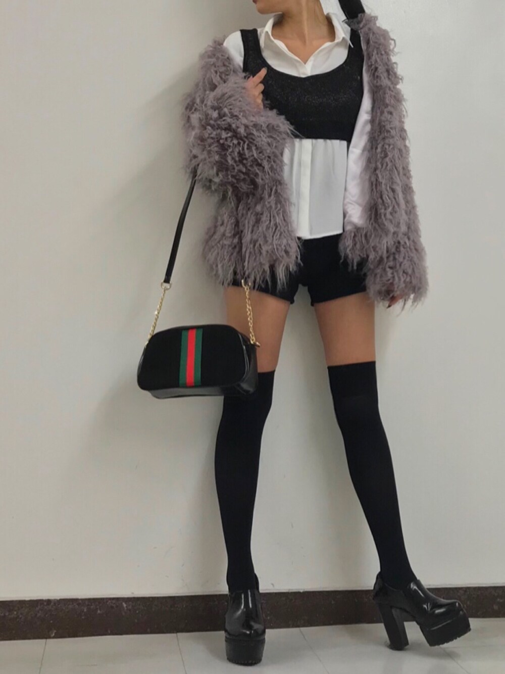 「ENVYM、ファーコート、フェイクファー、モコモコアウター、レイヤード風、ドッキング、ショートパンツ、ニーハイソックス、ポニーテール、冬コーデ」｜「ENVYMのフェイクファーコート（その他アウター、パープル系）」を使った、ASUKAさん（レディース・170cm）の秋コーディネートの1枚目の写真