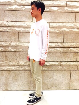 「TOKEN SURFBORDSのアイテム（Tシャツ/カットソー、オレンジ系）」を使った、Takuya Hondaさん（メンズ・176cm）の冬コーディネート
