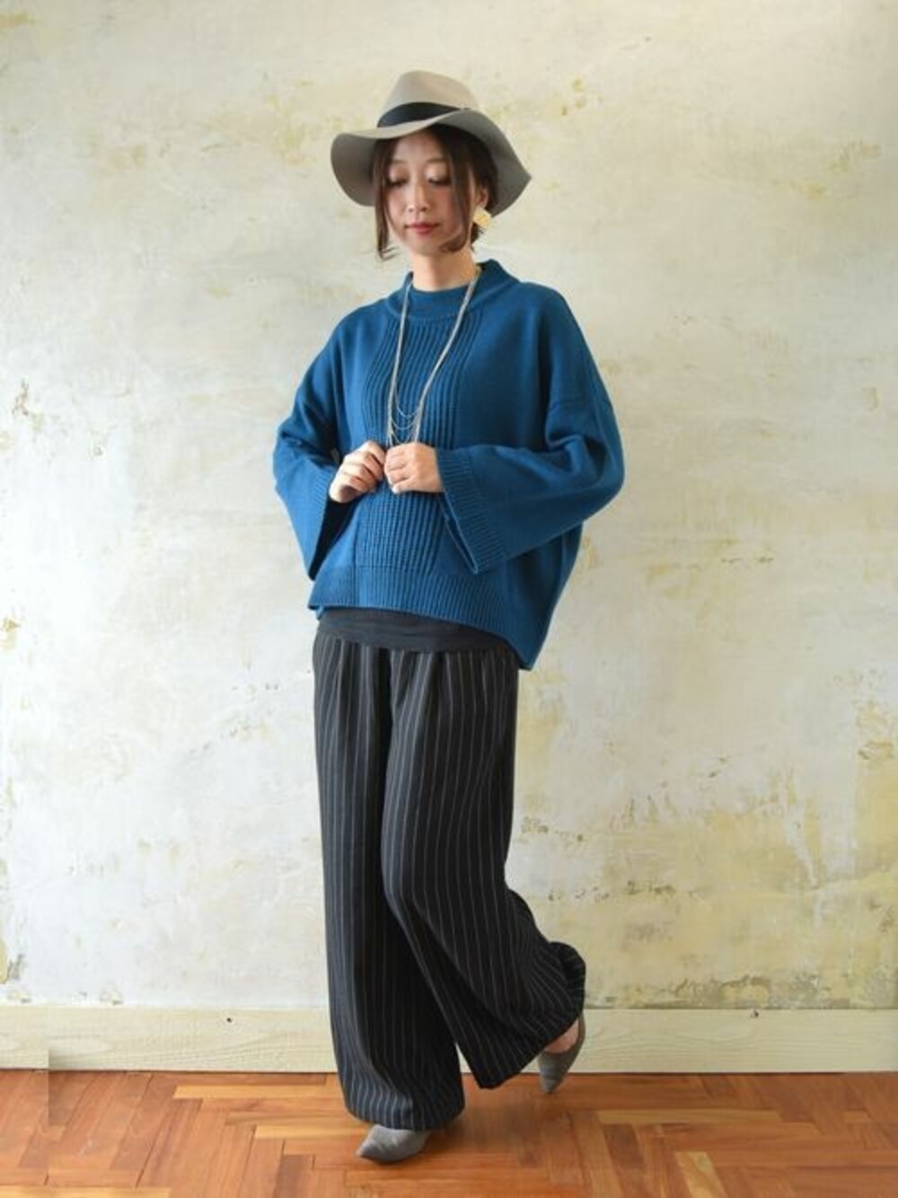 「ニット、ハット、ワイドパンツ、プチプラ、パンツスタイル、ゆるコーデ、フレアスリーブ、and it_、アンドイット」｜「and it_のべっ甲風スクエアプレートイヤリング（イヤリング、ホワイト系）」を使った、fujii(and it_OFFICE)さん（レディース・162cm）の秋コーディネートの1枚目の写真