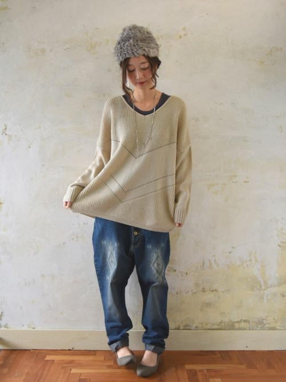 「ベージュ、ゆるニット、プチプラ、ゆるパンツ、ファー帽子、ゆるコーデ、and it_、アンドイット」｜「and it_のand it_　美脚デイリーカラーとんがりパンプスand it_　 　/　アンドイット（パンプス、グレー系）」を使った、fujii(and it_OFFICE)さん（レディース・162cm）の秋コーディネートの1枚目の写真