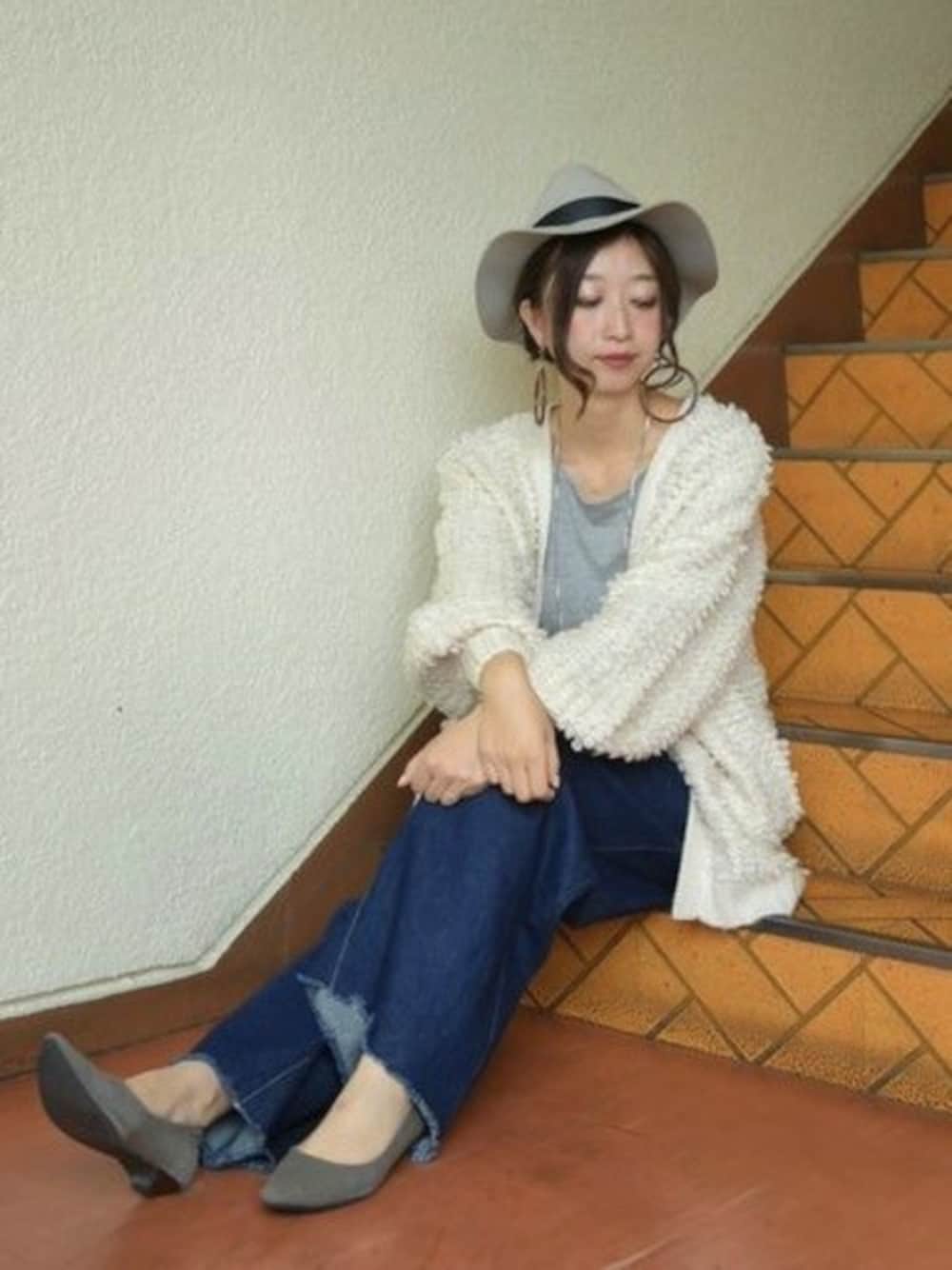 「ワイドパンツ、もこもこ、プチプラ、ゆるコーデ、ワイドデニム、and it_、アンドイット、ループカーディガン」｜「and it_のand it_　美脚デイリーカラーとんがりパンプスand it_　 　/　アンドイット（パンプス、グレー系）」を使った、fujii(and it_OFFICE)さん（レディース・162cm）の秋コーディネートの1枚目の写真