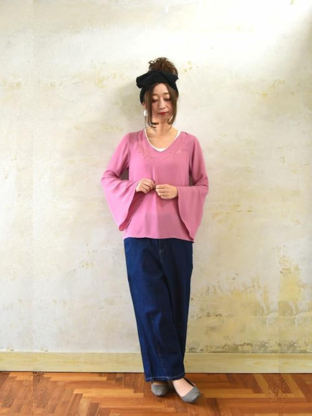 「ヘアバンド、デニムパンツ、プチプラ、お団子ヘアー、ゆるコーデ、and it_、アンドイット」｜「and it_の刺繍ベルスリーブプルオーバー（シャツ/ブラウス、ピンク系）」を使った、fujii(and it_OFFICE)さん（レディース・162cm）の冬コーディネートの1枚目の写真
