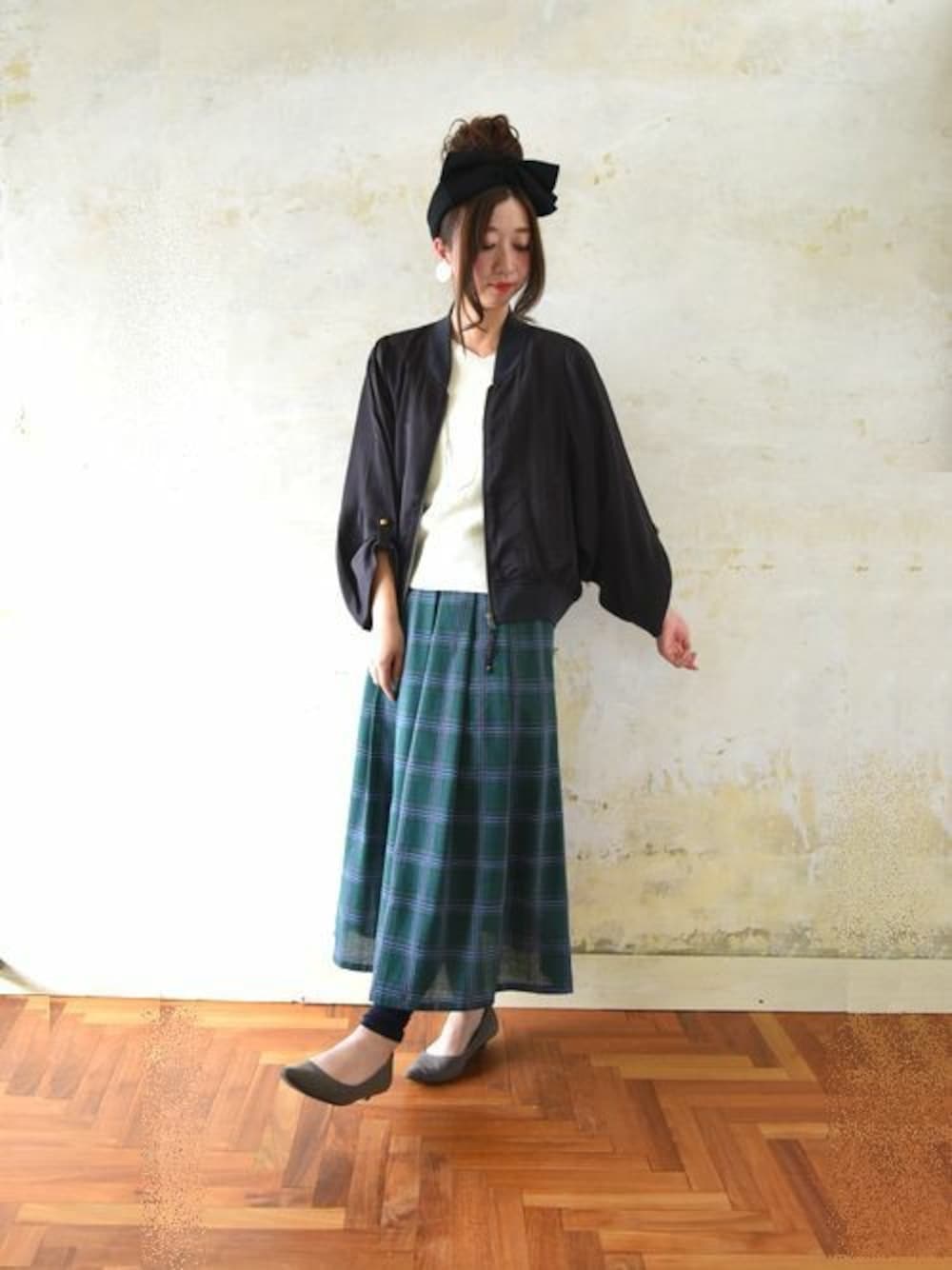 「ヘアバンド、プチプラ、チェックスカート、お団子ヘアー、スカートスタイル、ゆるコーデ、and it_、アンドイット」｜「and it_のナチュラルコットンリボンラインヘアバンド（ヘアバンド、ブラック系）」を使った、fujii(and it_OFFICE)さん（レディース・162cm）の冬コーディネートの1枚目の写真