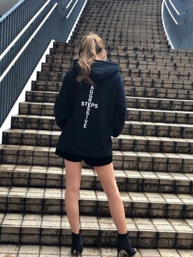 「Aggressive Stepsのアイテム（パーカー、ブラック系）」を使った、らぁこさん（レディース）の春コーディネート