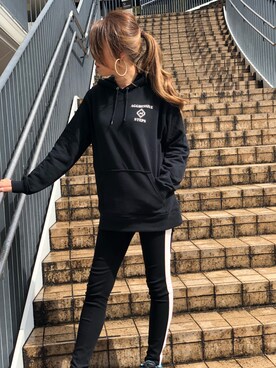 「Aggressive Stepsのアイテム（パーカー、ブラック系）」を使った、らぁこさん（レディース）の春コーディネート