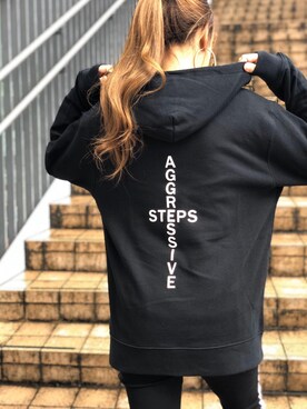 「Aggressive Stepsのアイテム（パーカー、ブラック系）」を使った、らぁこさん（レディース）の春コーディネート