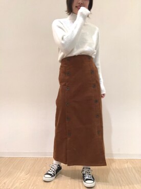 百瀬彩華さんの「・RAYCASSINコーデュロイダブルボタンスカート」を使ったコーディネート
