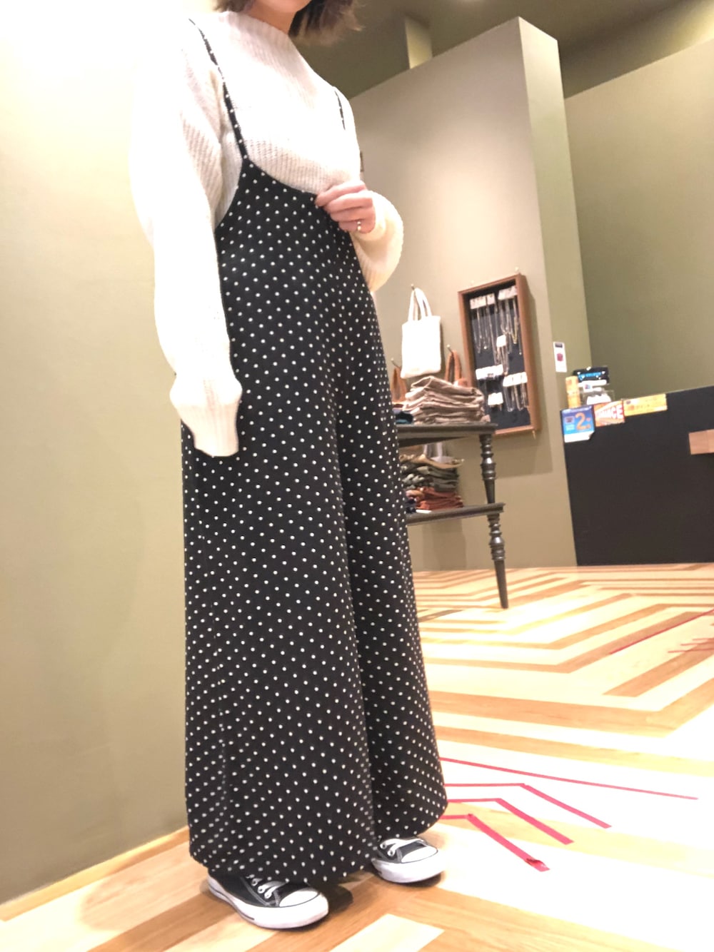 「earth music&ecology、Green Parks、冬、パンツスタイル、ゆるコーデ、ドット、シンプルコーデ、ootd、ラクチンコーデ、カジュアル」｜「earth music&ecologyの・ワイドパンツサロペット（サロペット/オーバーオール、その他）」を使った、百瀬彩華さん（レディース・158cm）の冬コーディネートの1枚目の写真