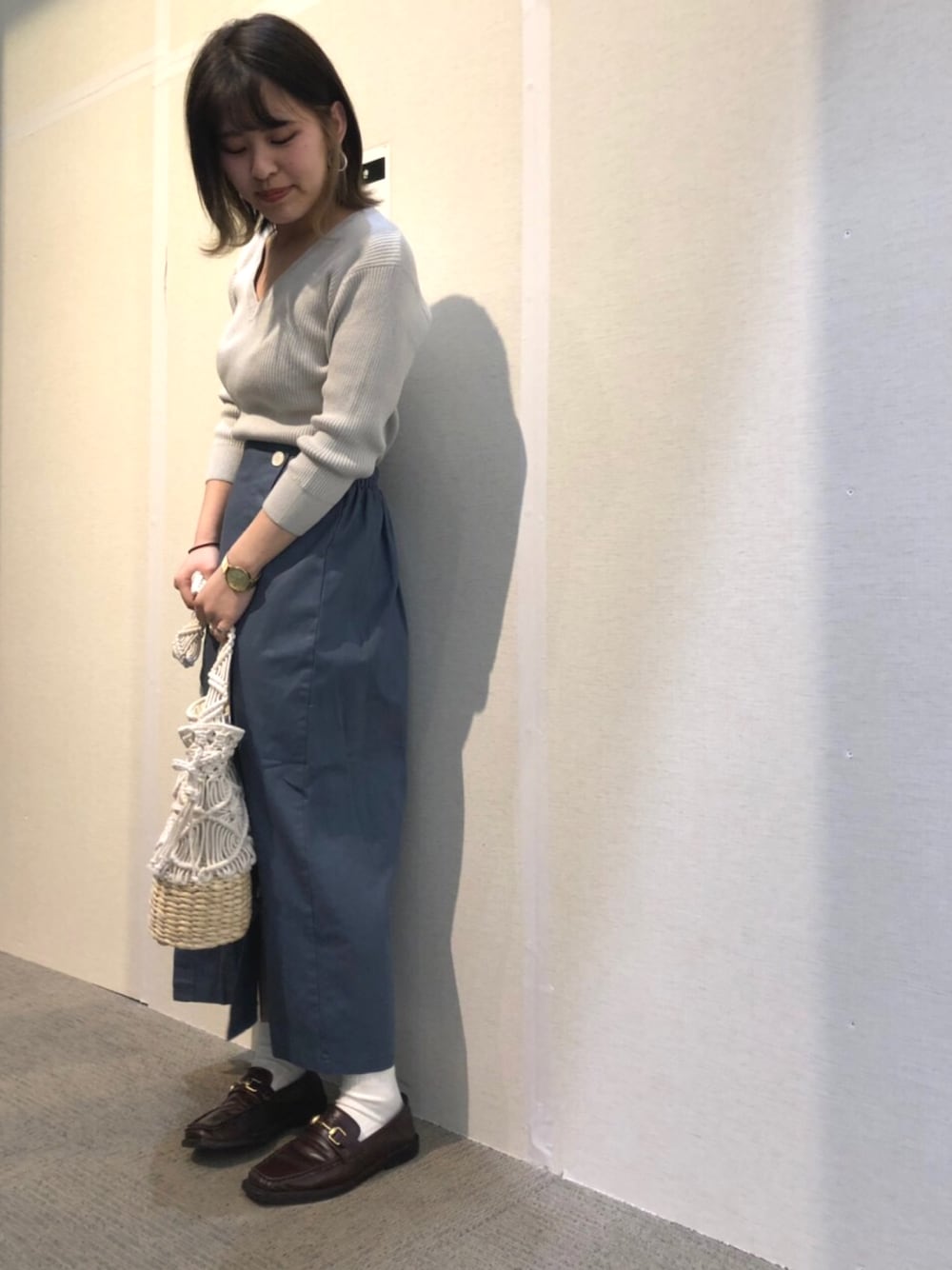 「Green Parks、earth music&ecology、平成最後のWEARISTAセンバツ、シンプル、オトナカジュアル、プチプラコーデ、ootd、ロングスカート、ブルー、春コーデ」｜「Green　Parksの・Vネックリブニット7分袖プルオーバー（ニット/セーター、グレー系）」を使った、百瀬彩華さん（レディース・158cm）の春コーディネートの1枚目の写真