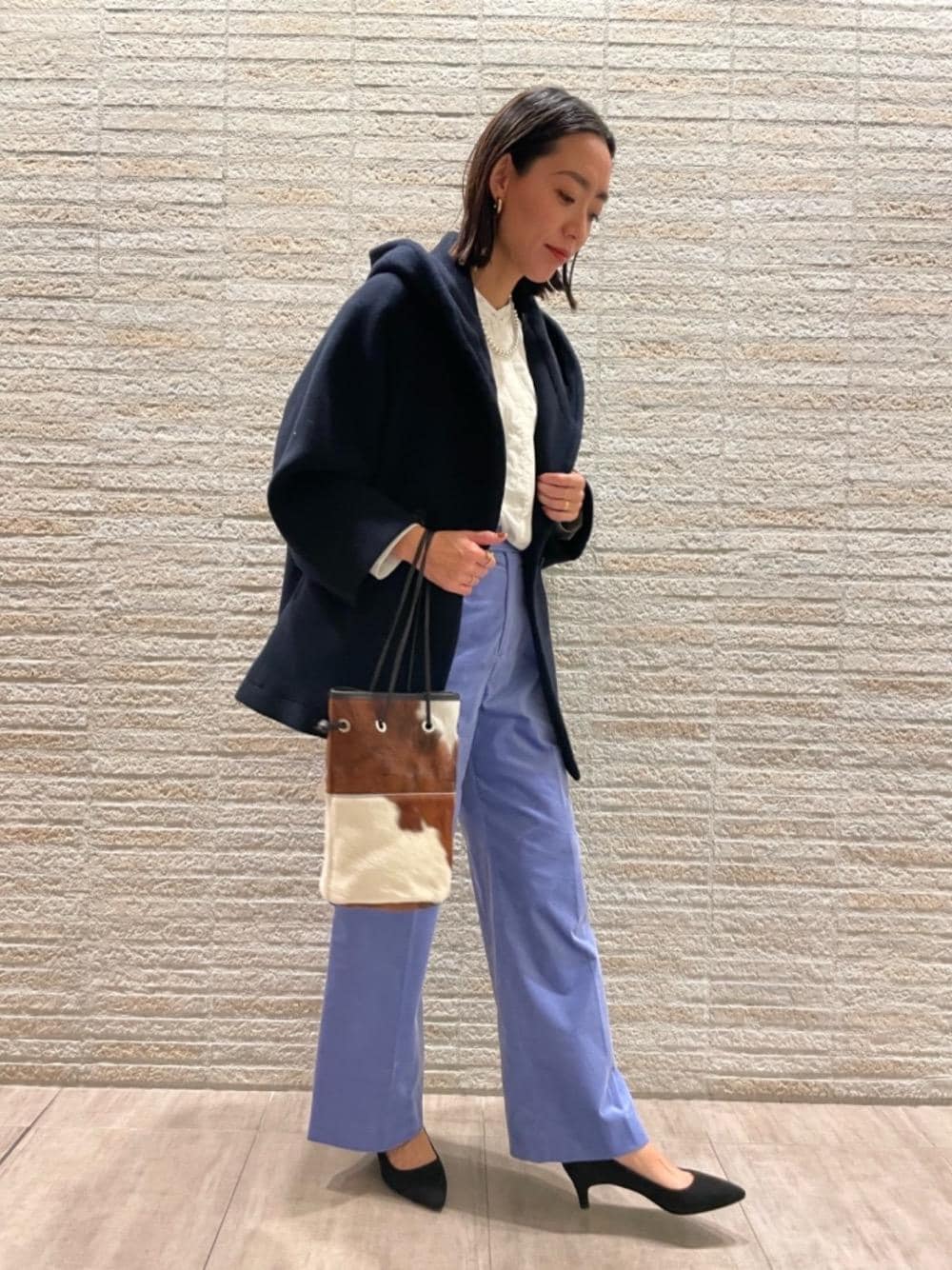 ブラック系のパンプス、ブルー系のその他アウター、ブルー系のその他パンツを着用したレディースの冬コーディネートの1枚目の写真