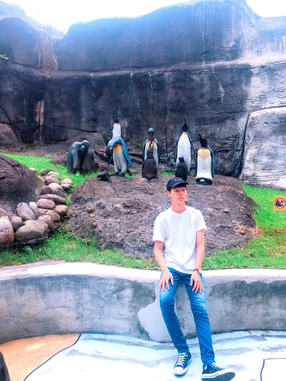 「Taipei Zoo」｜「UNIQLOのアイテム（Tシャツ/カットソー、ホワイト系）」を使った、Chrisさん（メンズ・180cm）の夏コーディネートの1枚目の写真
