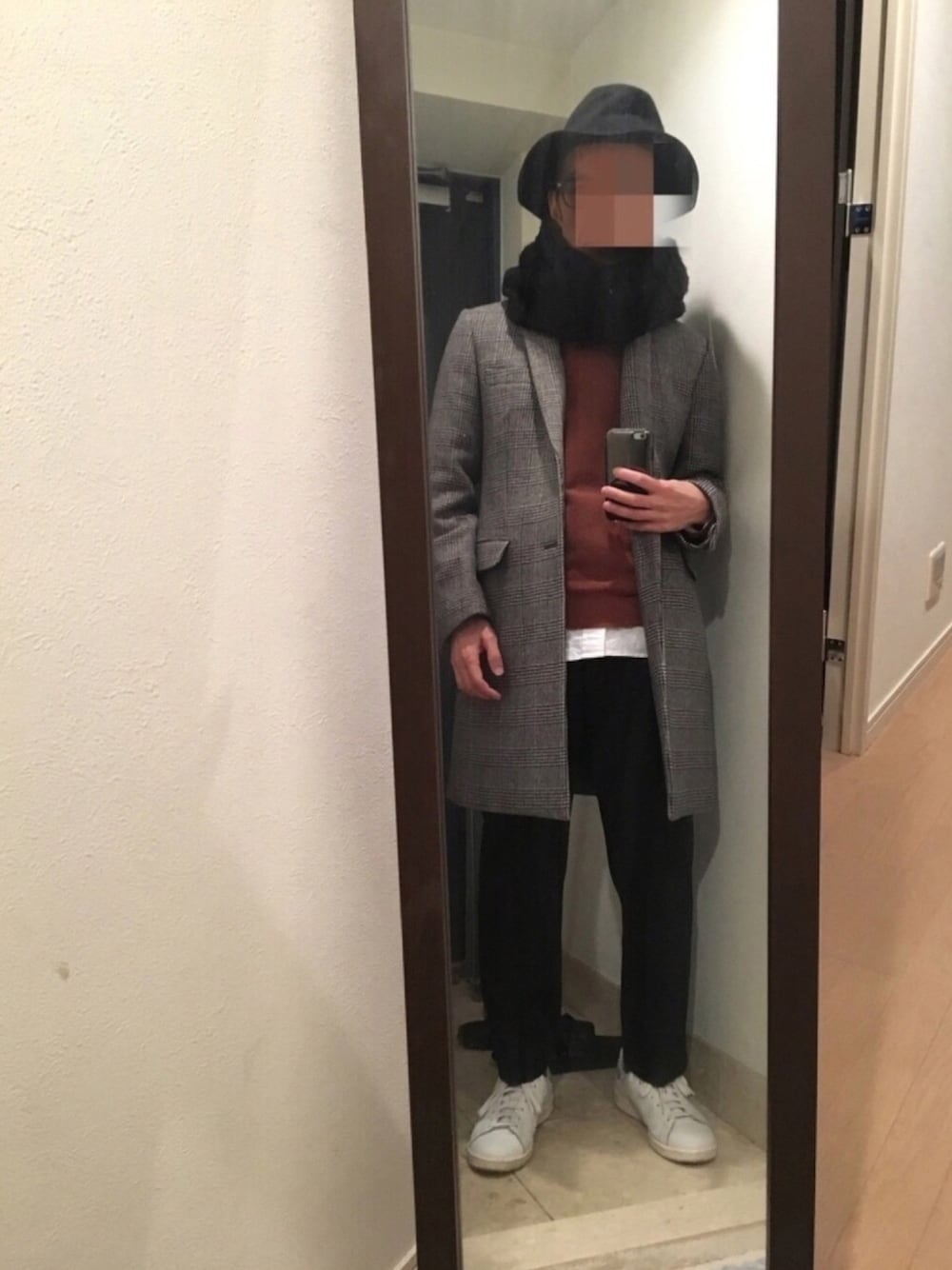 「カジュアル、チェスターコート、グレンチェック、テラコッタ、スヌード、スタンスミス」｜「JOURNAL STANDARD relumeのLANA WOOL ブリティッシュコート#	（チェスターコート、ブラック系）」を使った、火焔太鼓さん（メンズ・170cm）の冬コーディネートの1枚目の写真