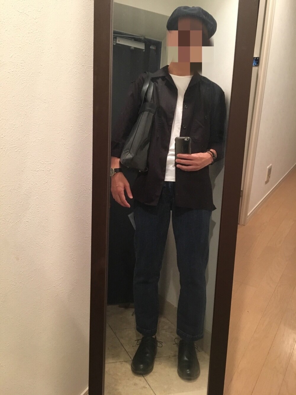 ブラック系のシャツ/ブラウス、ブルー系のデニムパンツ、ブラック系のドレスシューズを着用したメンズの秋コーディネートの1枚目の写真