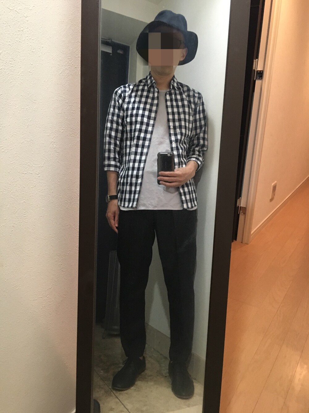 「休日スタイル、チェックシャツ、スラックス、ハット、curly」｜「URBAN RESEARCH DOORSのDOORS パナマドビー7分袖 Shirts（シャツ/ブラウス、ブラック系）」を使った、火焔太鼓さん（メンズ・170cm）の夏コーディネートの1枚目の写真