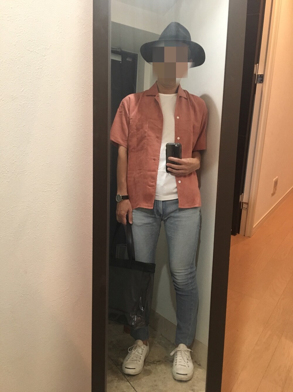 ピンク系のシャツ/ブラウス、ホワイト系のTシャツ/カットソー、ブルー系のデニムパンツを着用したメンズの秋コーディネートの1枚目の写真