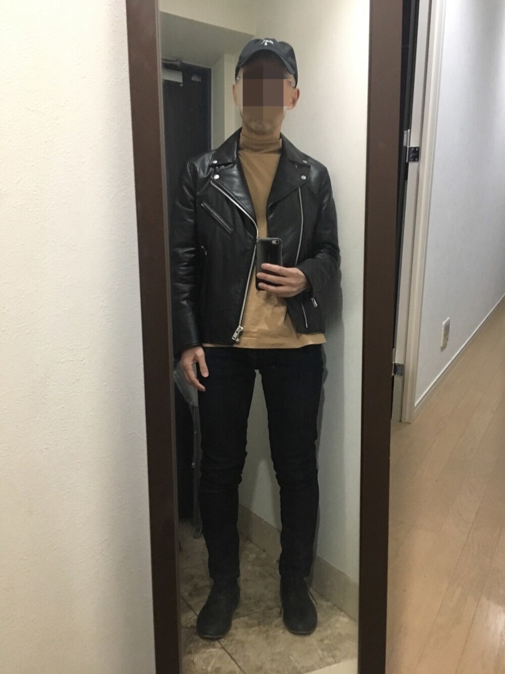 「ライダース、モックネック、ハイネック、MUJI Labo、スキニーデニム、無印良品、ユニクロ、おうちファッション」｜「UNIQLOのネオレザーダブルライダースジャケット（ライダースジャケット、ブラック系）」を使った、火焔太鼓さん（メンズ・170cm）の春コーディネートの1枚目の写真