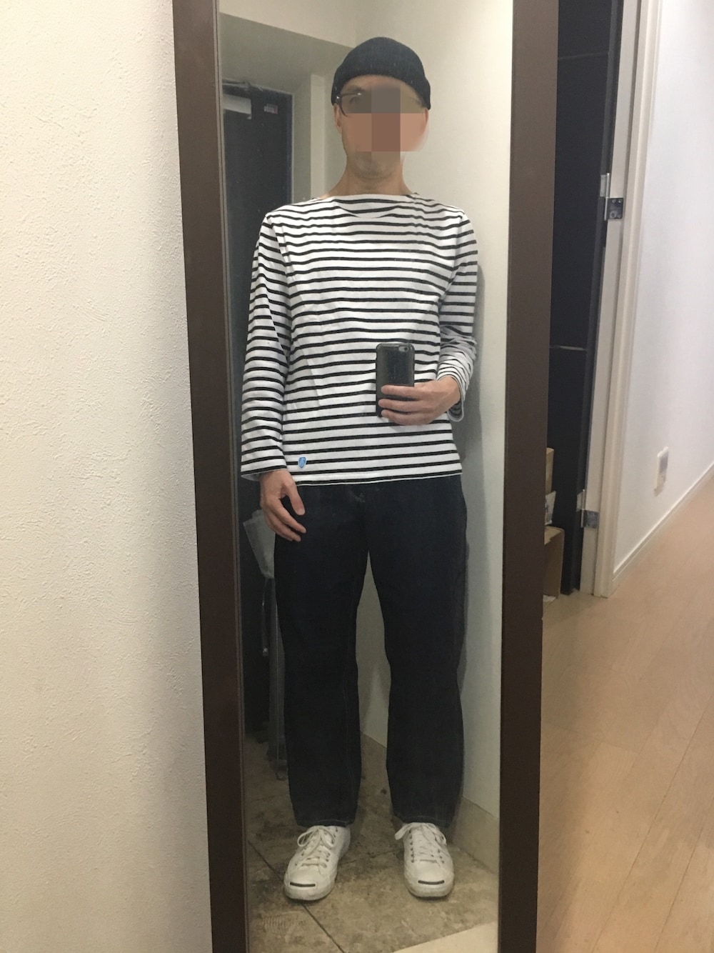「シンプルコーデ、休日スタイル、バスクシャツ、ボーダー、orcival、ビーニー、デニムパンツ、UNIQLO U、ジャックパーセル」｜「ORCIVALの【ORCIVAL】	コットンロード　フレンチバスクシャツ WHT　（Tシャツ/カットソー、ホワイト系）」を使った、火焔太鼓さん（メンズ・170cm）の春コーディネートの1枚目の写真